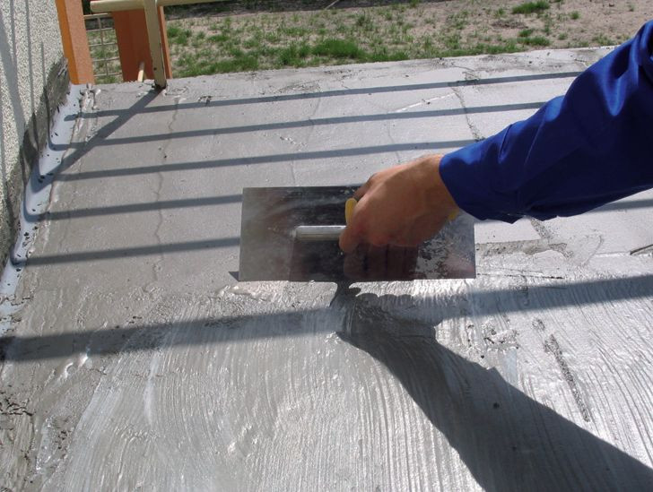 Remont tarasu: Gdy przeschnie pierwsza warstwa izolacji (od 4 do 5 godz.), można nanieść drugą