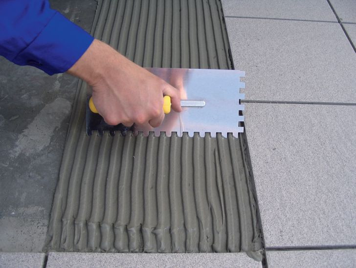 Remont tarasu: Przyklejanie płytek na zaprawie elastycznej