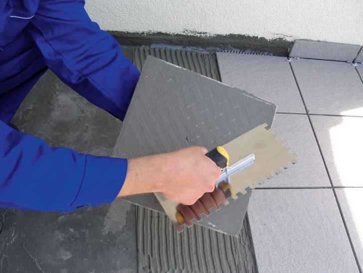 Zaprawę należy nanosić także na spodnią stronę płytki, cienką warstwą o równej grubości, pokrywającą wszystkie wyprofilowania