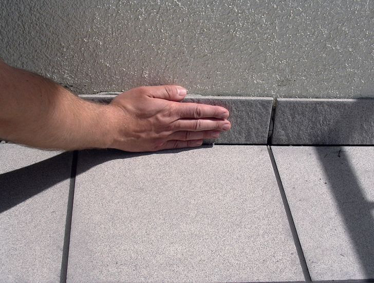 Z płytek ceramicznych na ścianach należy wykonać cokolik, który zabezpiecza warstwę izolacji