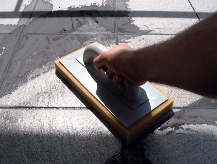 Po krótkim przeschnięciu zaprawy (zmatowieniu), jej nadmiar pozostający na powierzchni płytek należy usunąć za pomocą wilgotnej, często płukanej gąbki, ruchami ukośnymi do siatki spoin