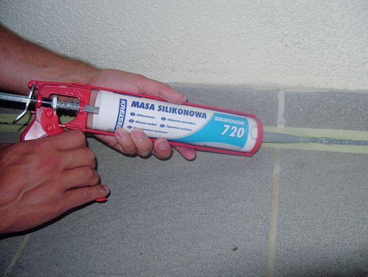 Spoiny przyścienne oraz miejsca przejść elementów balustrady należy wypełnić elastyczną masą silikonową