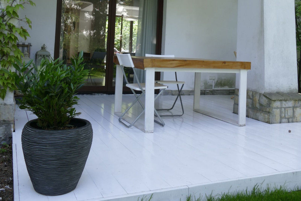 Taras: podest z desek pomalowanych na biało