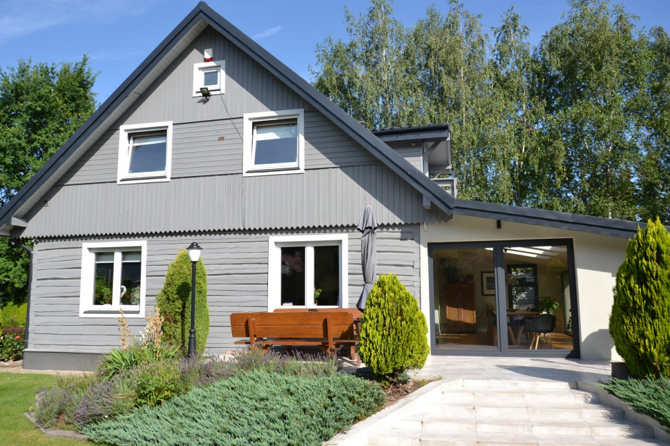 Karolina i Marcin zmienili typowy rustykalny wygląd budynku oraz włączyli w obręb strefy dziennej istniejący zadaszony taras