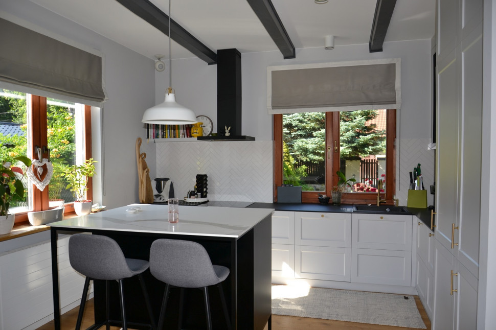 Kuchnia urządzona w kolorystyce bieli, szarości i czerni