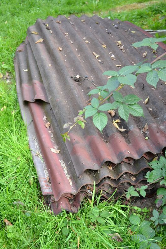 Podczas remontu pokrycia dachu usunięto faliste płyty bitumiczne