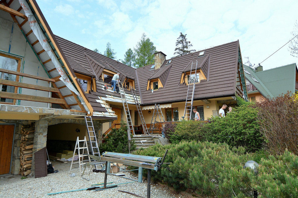 Dom na Podhalu pokryto blachodachówką, imitującą gont drewniany