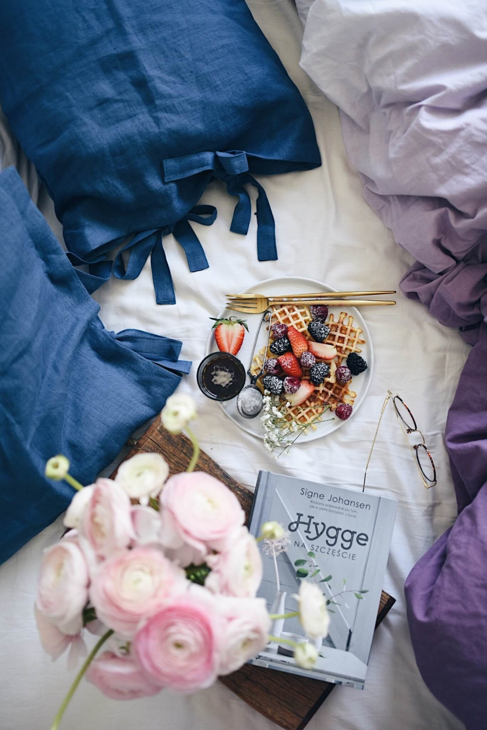 Lniana poszewka na poduszkę w kolorze indygo, wiązana na troczki