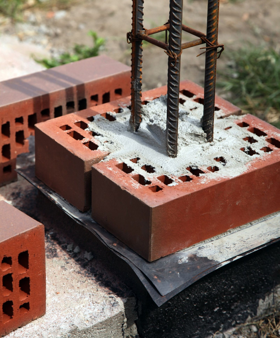Słupki murowane wzmocnia się od środka metalowymi prętami