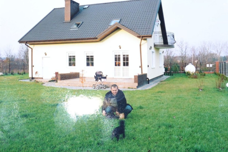 Taras na płycie betonowej z płytkami gresu zaraz po budowie domu