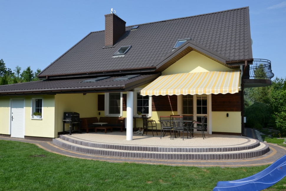 Stałe zadaszenie tarasu z dwoma oknami połaciowymi