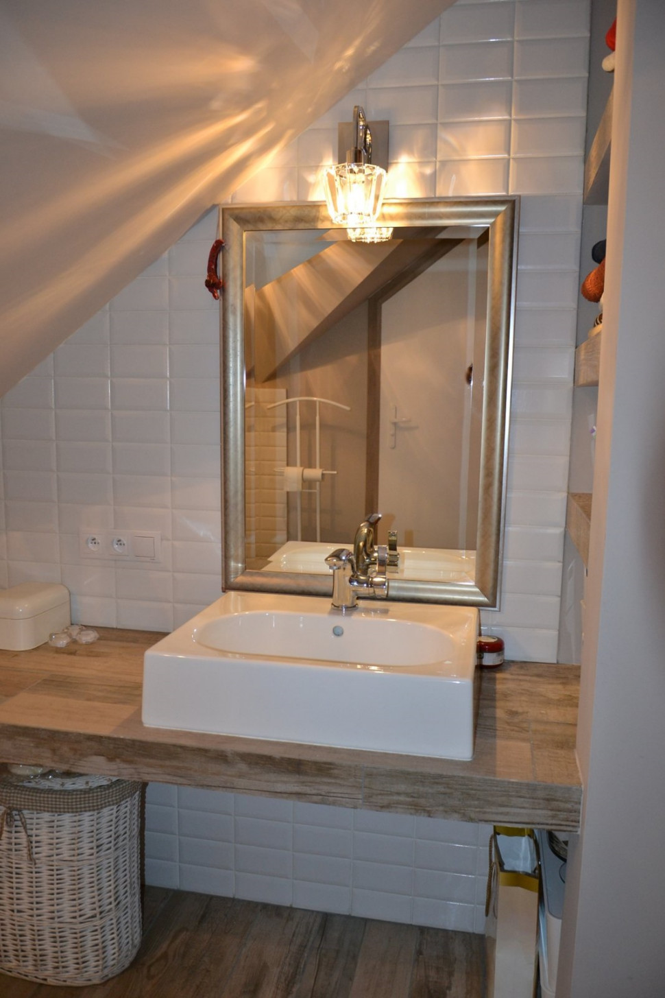 Strefa higieny osobistej - z umywalką, lustrem i podręcznymi półkami (we wnęce po prawej stronie)