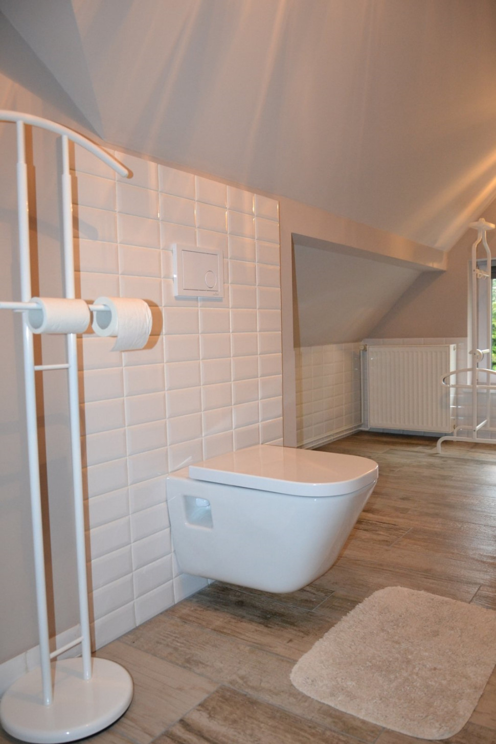 Wiszący, podtynkowy sedes z ceramiki wysokiej klasy