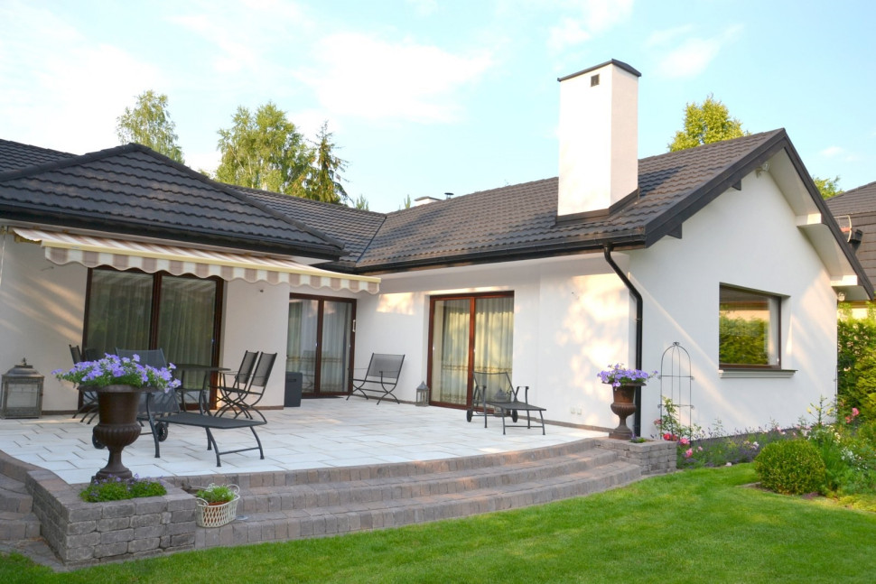 Taras zaokrąglono i powiększono poprzez dodanie bocznych schodów i postumentów na donice