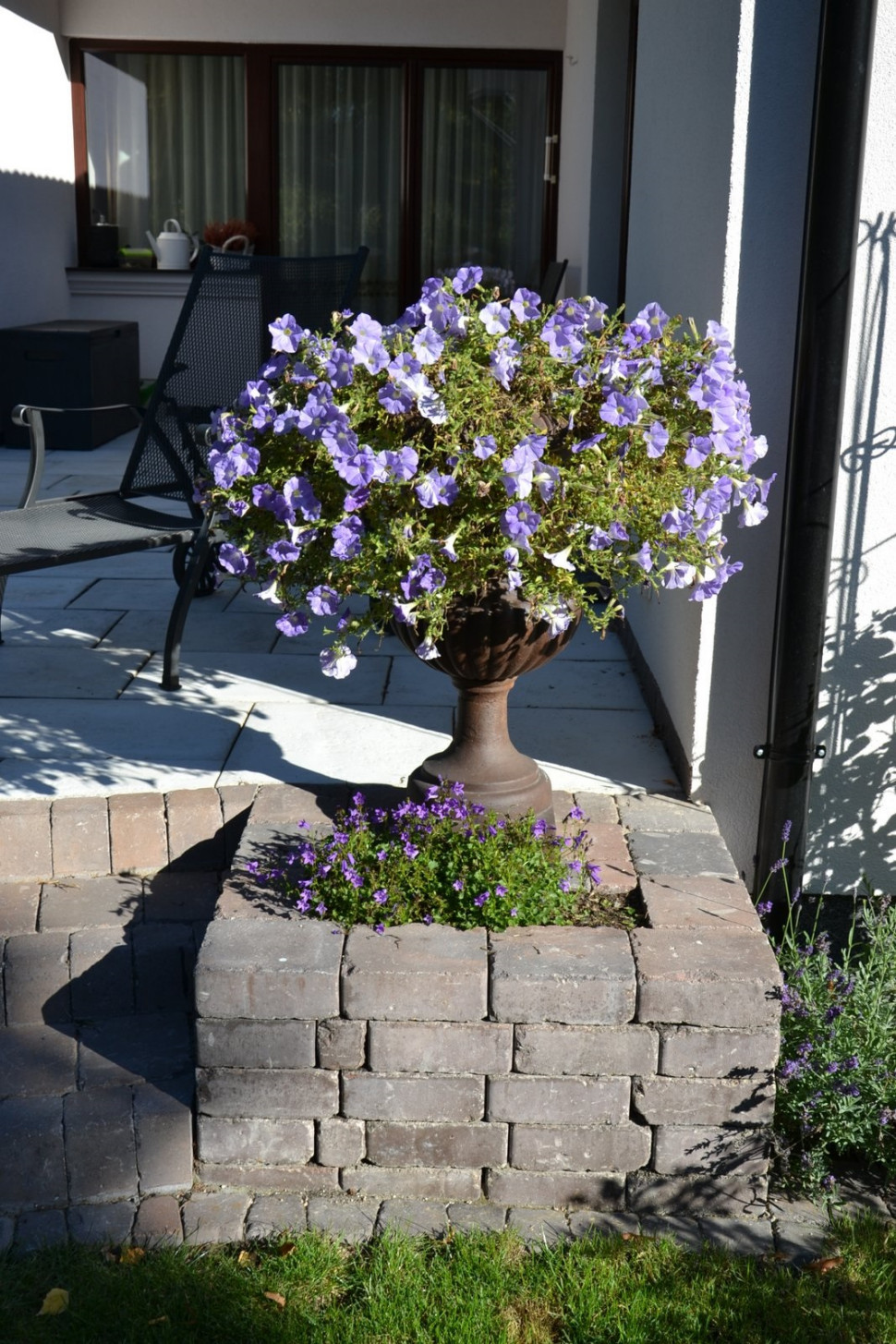 Postumenty na donice z kwiatami wykonano, podobnie jak schody, z kostki betonowej