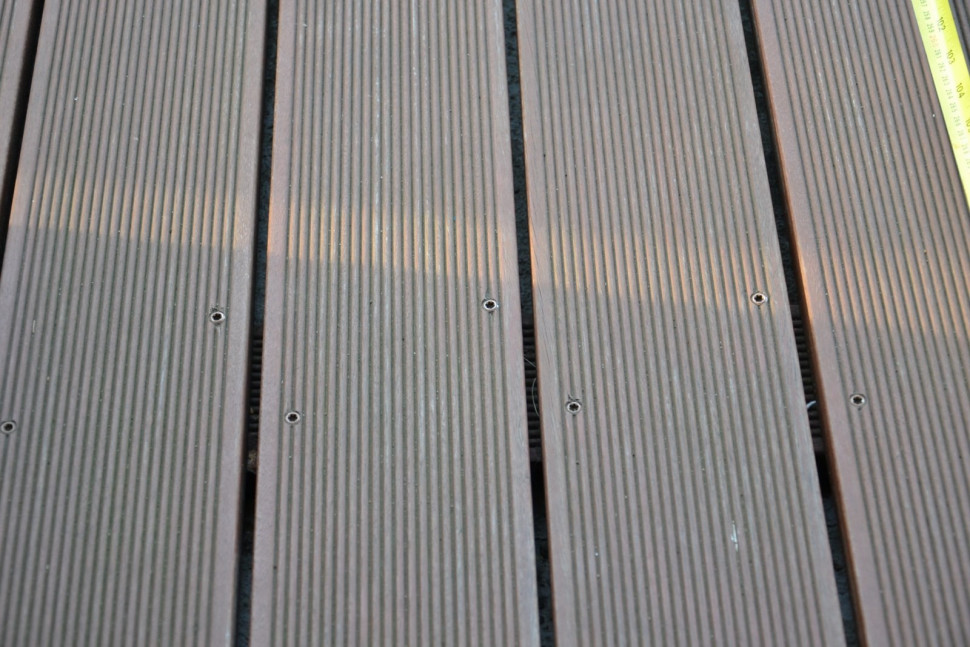 Legary ułożono co 60 cm, a deski umocowano do nich specjalnymi wkrętami