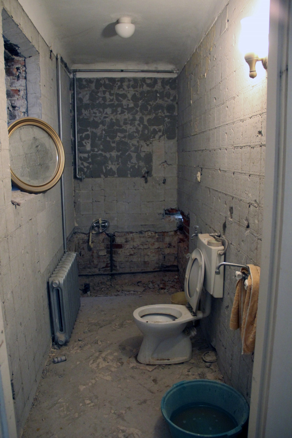 Mała łazienka po skuciu płytek