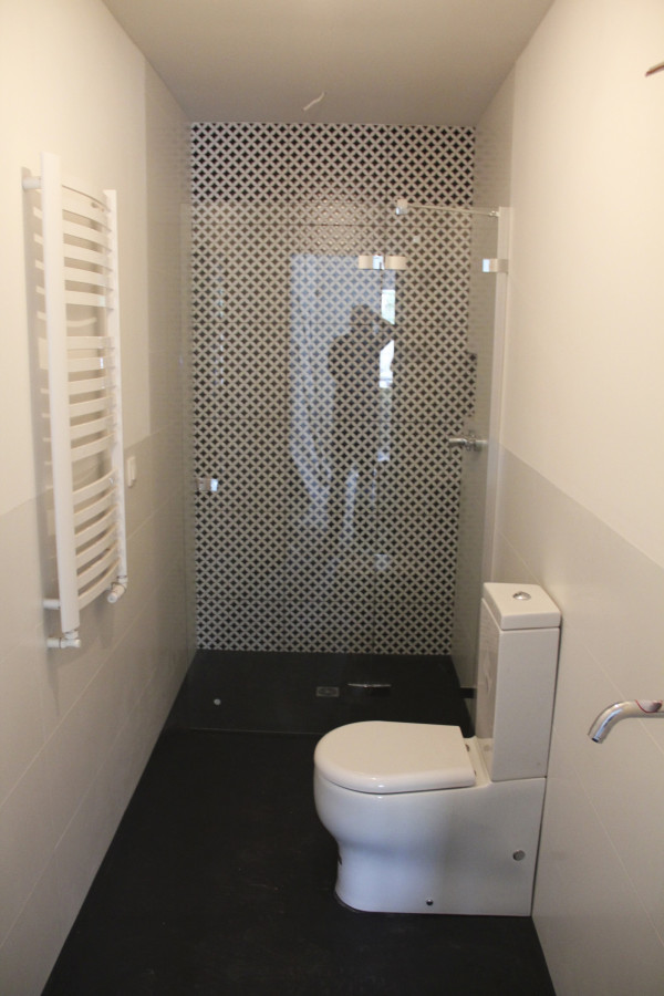 Mała łazienka przed zakończeniem prac remontowych