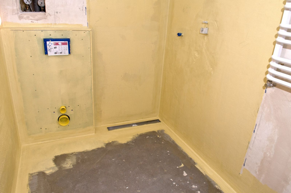 Hydroizolacja na ścianach gotowa, trzeba ją jeszcze rozprowadzić na podłodze