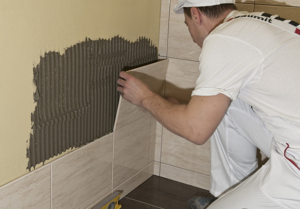 Przyklejanie płytek na ścianę