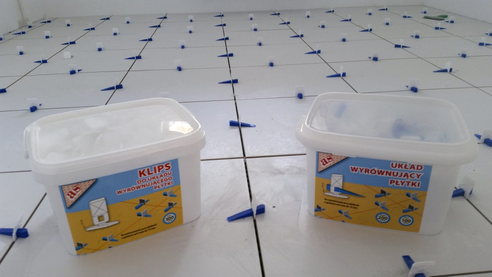 Kliny i klipsy do układania płytek podłogowych