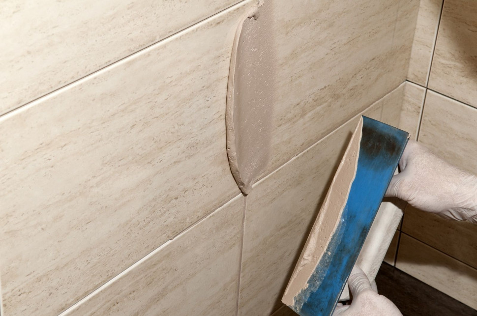 Fugę cementową wprowadza się w spoiny packą do fugowania