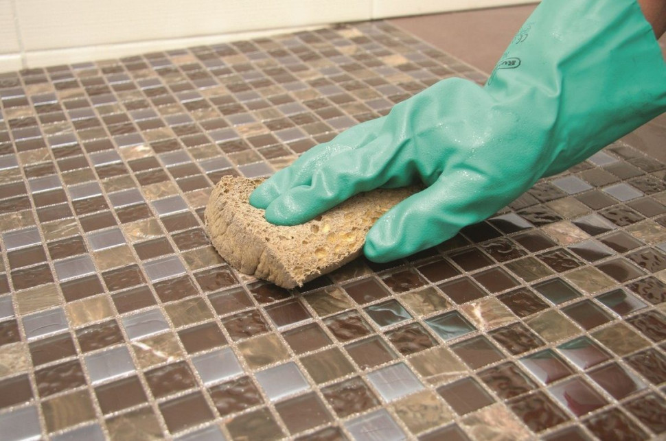 Gdy fuga zacznie wiązać, powierzchnię zmywa się gąbką