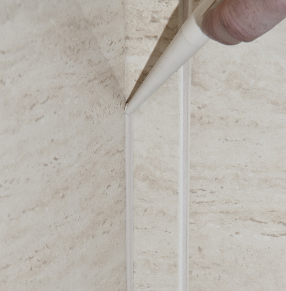 Naroża i styk ścian z podłogą spoinuje się elastyczną fugą silikonową