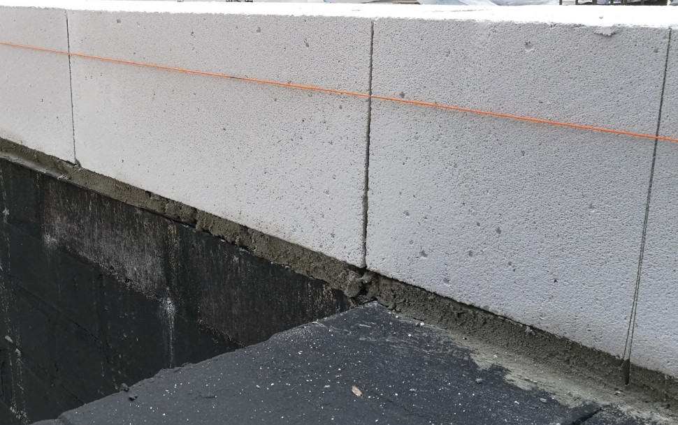 Brak hydroizolacji poziomej pomiędzy ścianą naziemia a ścianą fundamentową nie chroni parteru przed podciąganiem kapilarnym