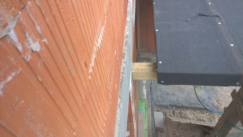 Źle wykonane szalunki spowodowały wykonanie zdeformowanego wieńca (beton wypchnął deskowanie)