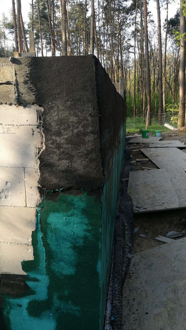 Niedostatecznie sztywny szalunek spowodował wykonanie zdeformowanej ściany żelbetowej