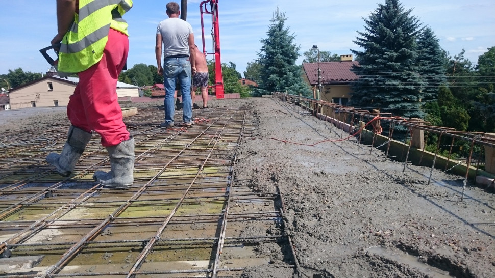 Niewłaściwie ulokowane zbrojenie w stropie to poważny błąd