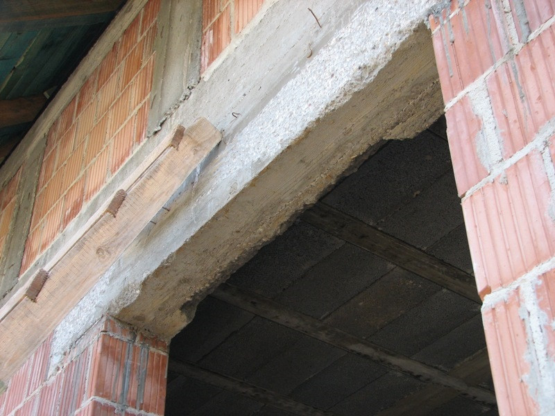 Niewłaściwie zawibrowany element żelbetowy