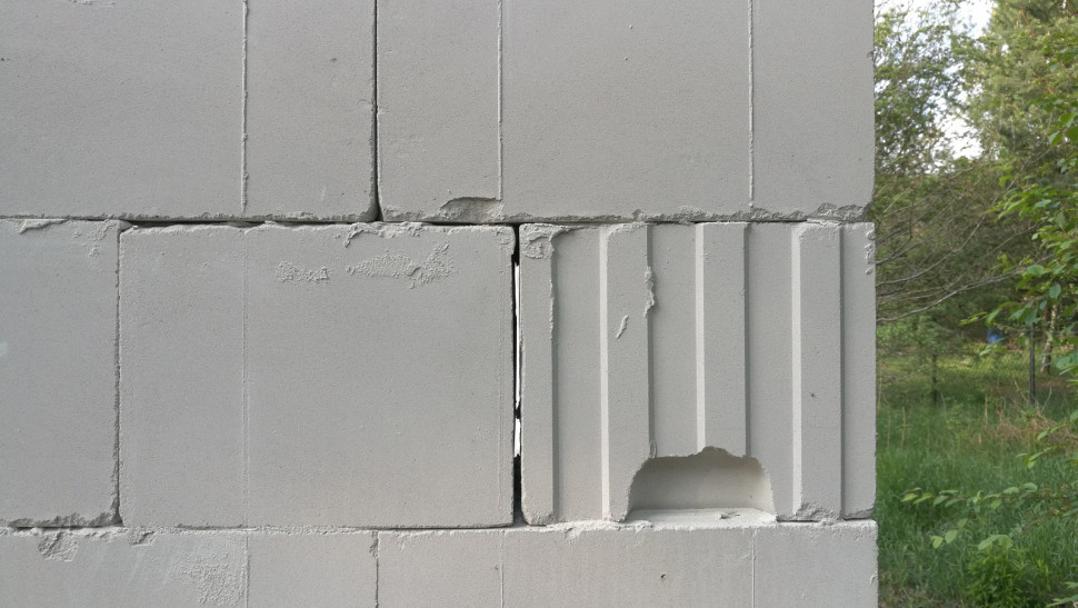Brak zaprawy w spoinie pionowej