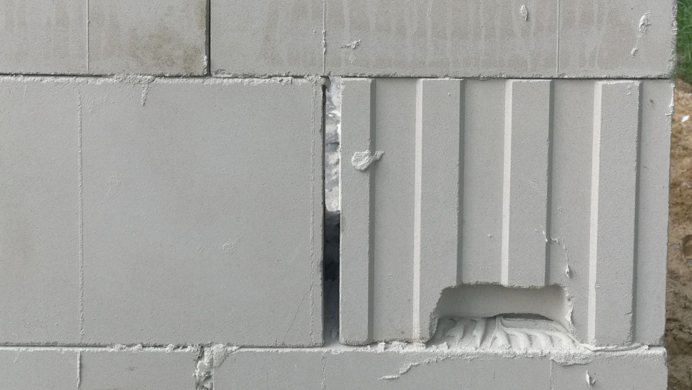 Wypełnienie spoiny pionowej pianką poliuretanową nie spowoduje połączenia elementów murowych, lecz tylko uszczelnienie spoiny