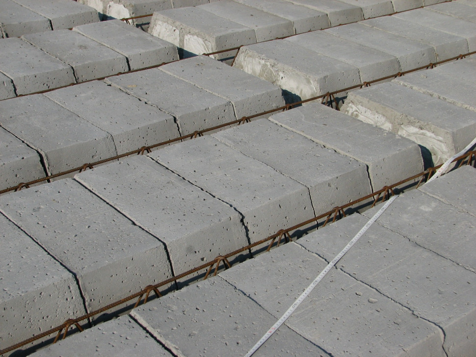 Strop gęstożebrowy powinien być wzmocniony i usztywniony za pomocą żeber rozdzielczych