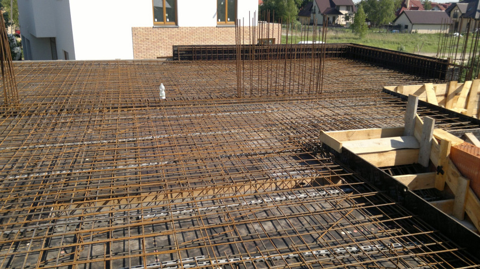 W przypadku stropu monolitycznego, należy sprawdzić zbrojenie przed zalaniem