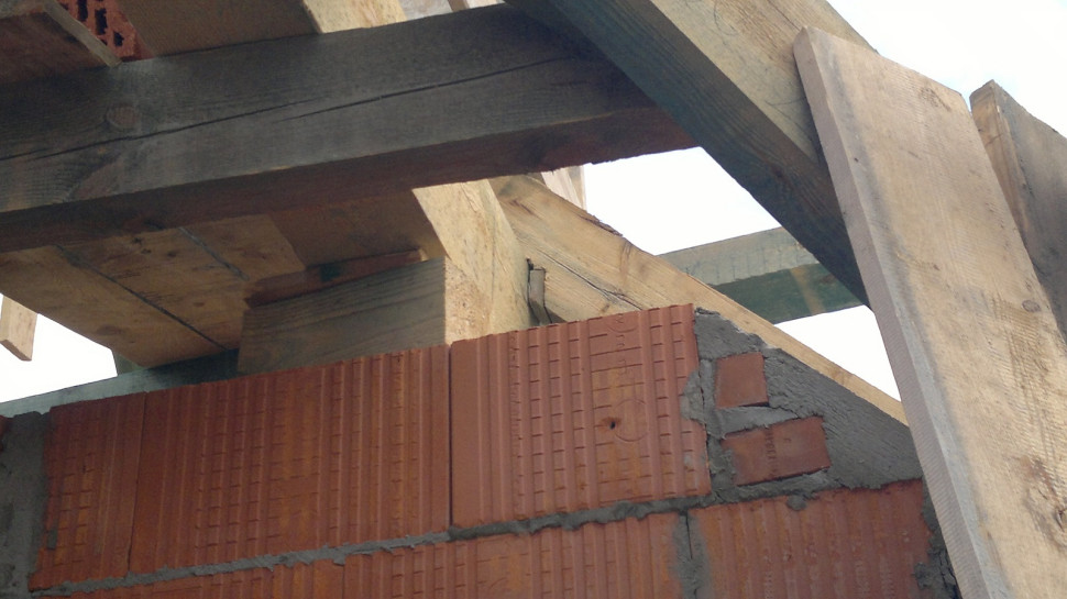 Nieprawidłowe połączenia elementów więźby dachowej osłabia jej wytrzymałość i trwałość dachu