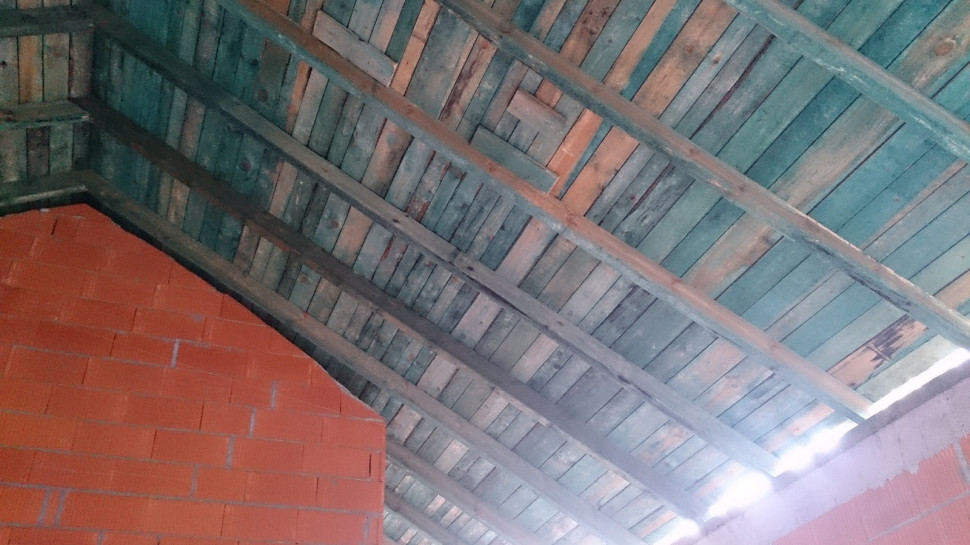 Zbyt małe przekroje albo brak dodatkowych elementów usztywniających spowodowały duże ugięcie więźby