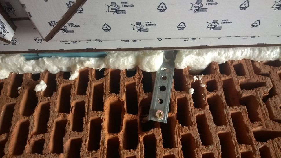 Użycie nieodpowiednich łączników do zamocowania stolarki skutkuje nietrwałym jej osadzeniem