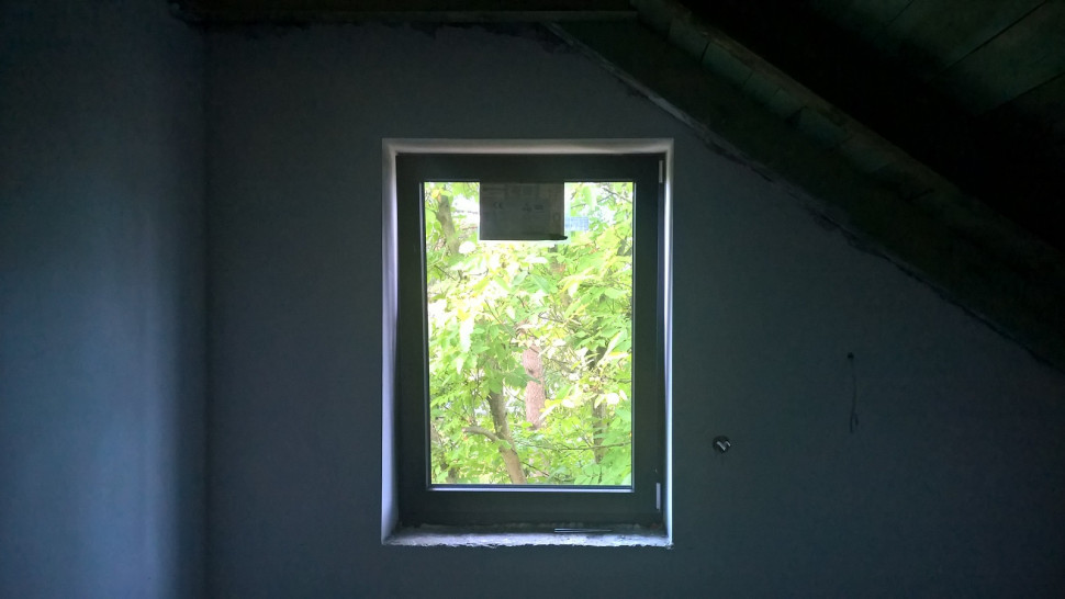 Okno osadzone zbyt blisko dachu uniemożliwia właściwe ocieplenie więźby dachowej