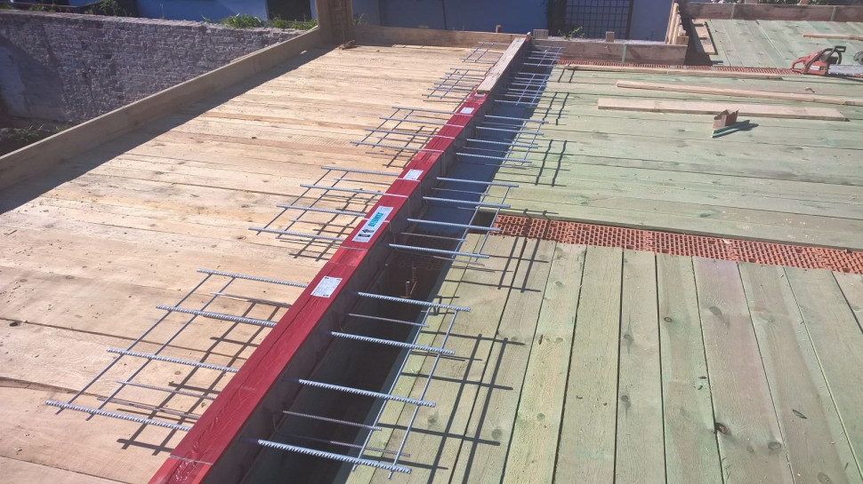 Źle zaizolowane płyty balkonowe to liniowy mostek termiczny. Warto użyć wkładek zbrojeniowych z termoizolacją, które zabezpieczą balkon przed powstaniem mostka termicznego