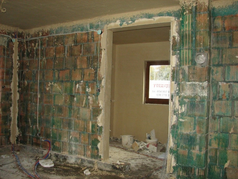 Komin do kominka wykonany z pustaków wentylacyjnych to częsty błąd