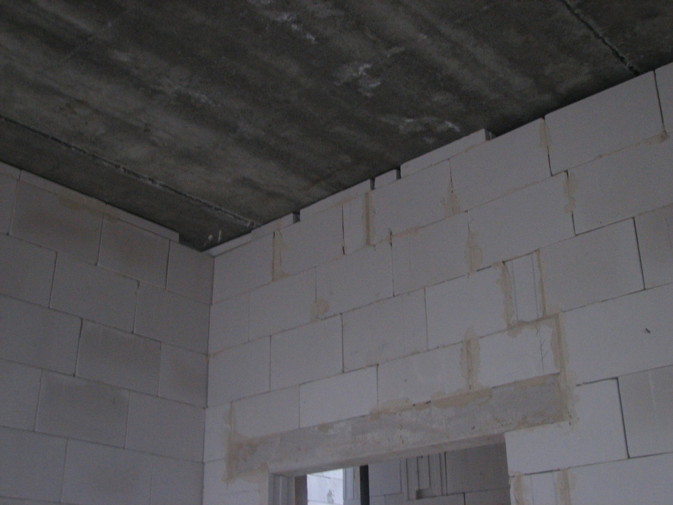 Brak szczeliny (dylatacji) pomiędzy ścianą działową a stropem to poważny błąd