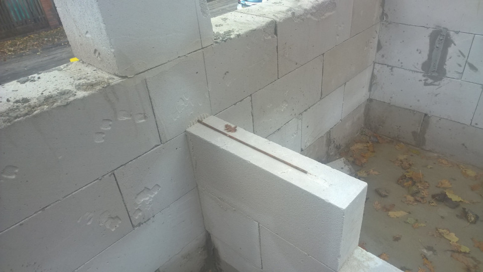 Pręt zbrojeniowy wbity w ścianę nie zamocuje dostatecznie ściany działowej do nośnej