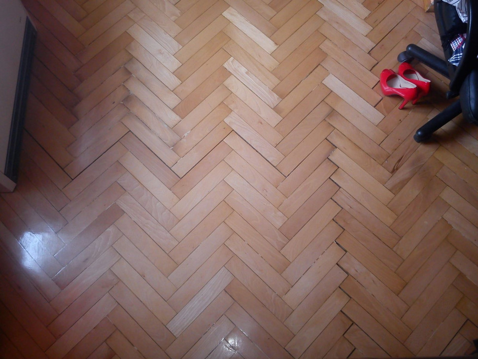 Szpary w parkiecie po cyklinowaniu