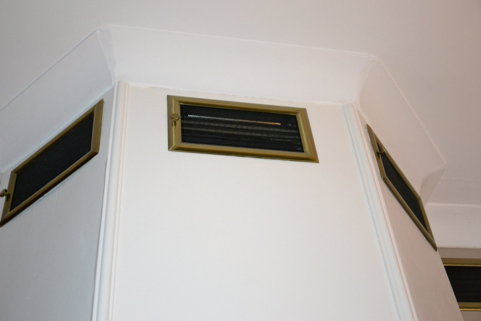 W obudowie kominka zamontowano kratki wywiewne z żaluzjami