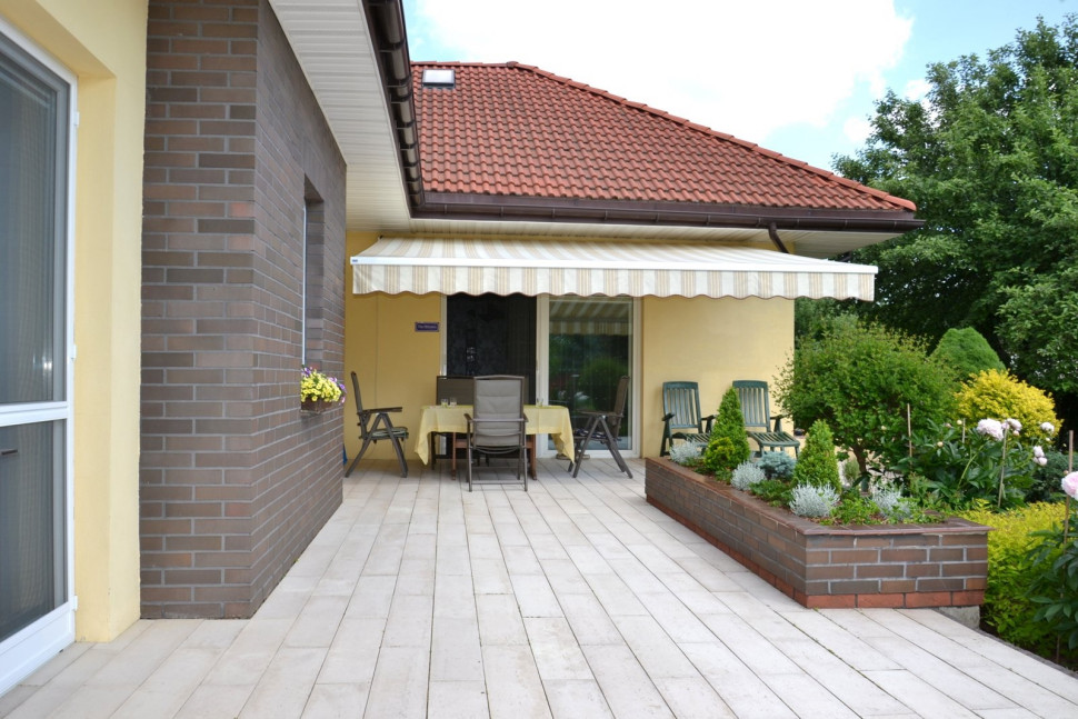 Nowa jasna posadzka z płyt betonowych doskonale imituje naturalny trawertyn