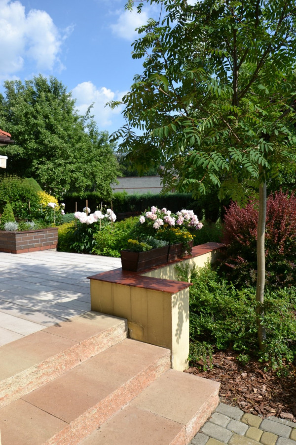 Oba zejścia tarasowe wykończono elementami z betonu - schody naśladują piaskowiec