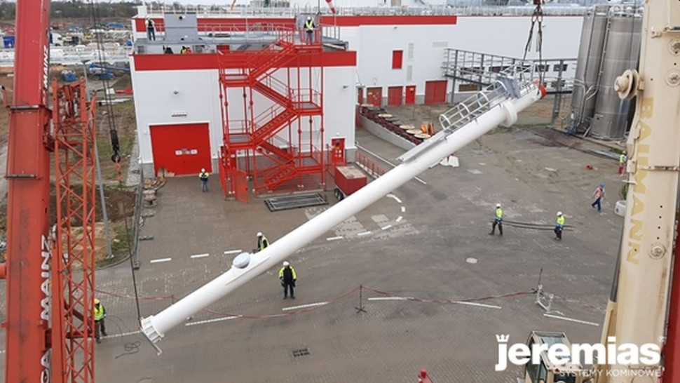 Podnoszenie 1-ego komina przy użyciu 2 dźwigów